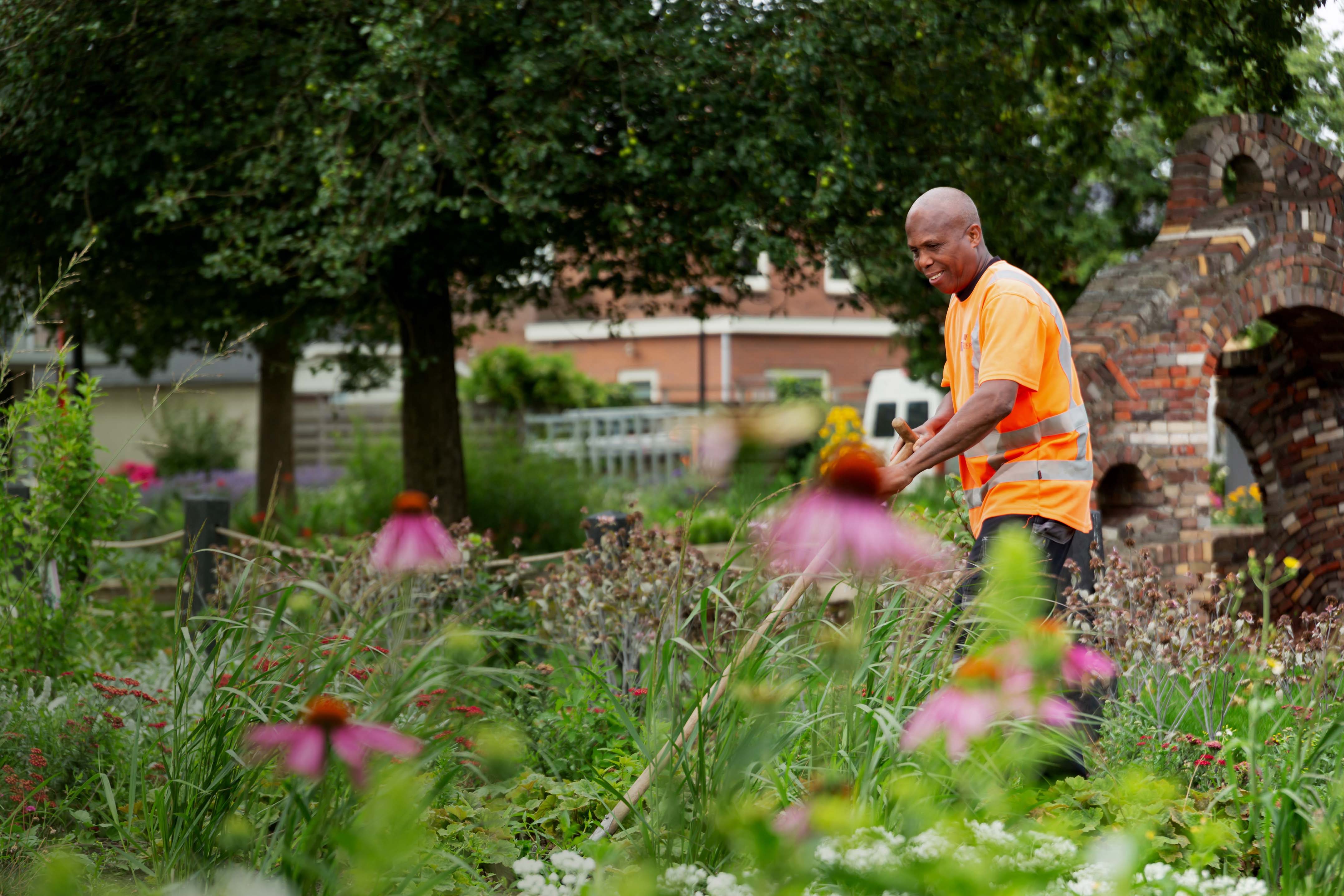 AW Groen & Natuur basilio onderhoudt het park schoffelend