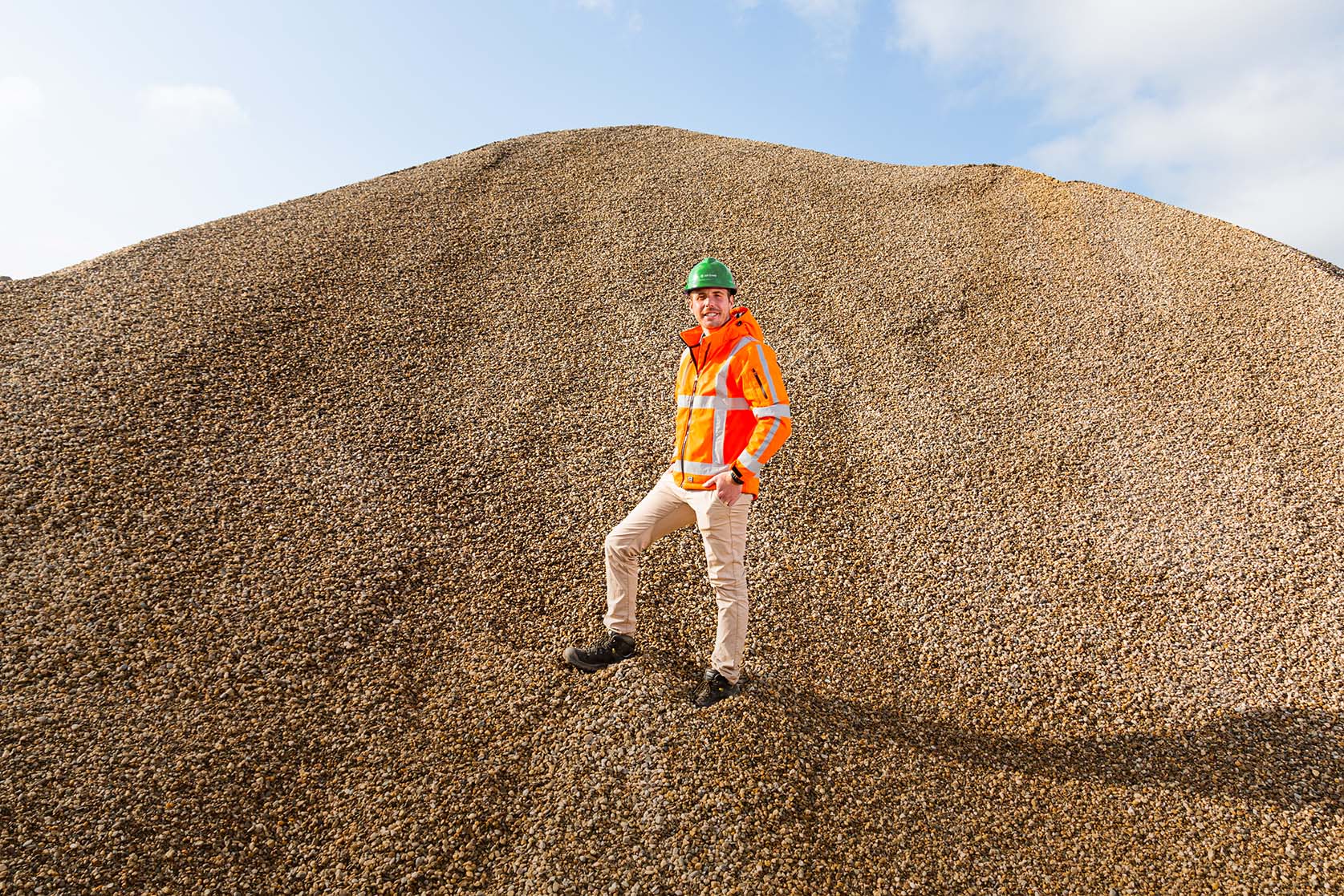 AW Grondstoffen Dirk staat in een berg met grind