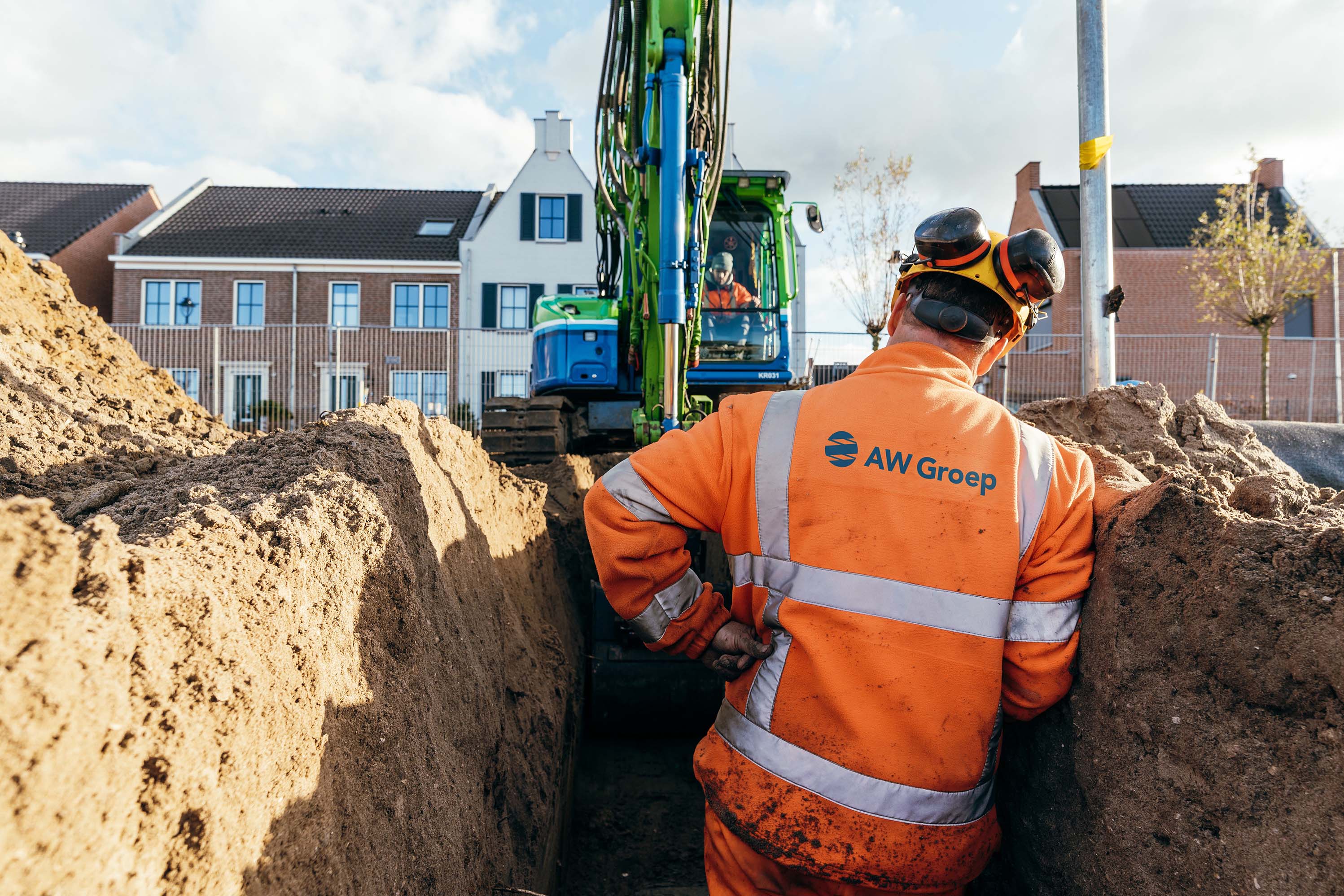 AW Infrabouw, rioleren, Offem Zuid, Maurice in de sleuf