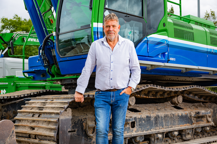 Hans Koppenol voor graafmachine AW Groep