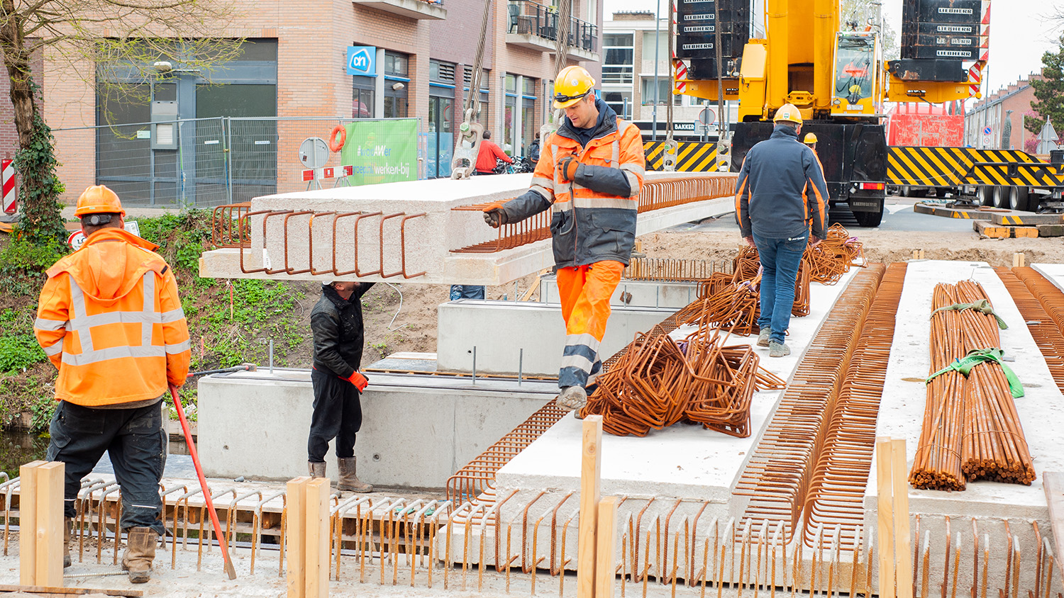 Het plaatsen van de betonnen prefab liggers