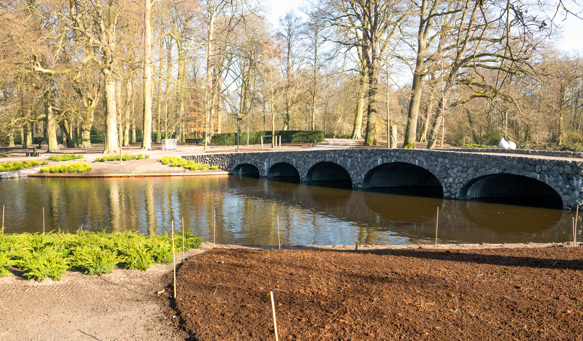 Betonnen landschapsbrug Keukenhof