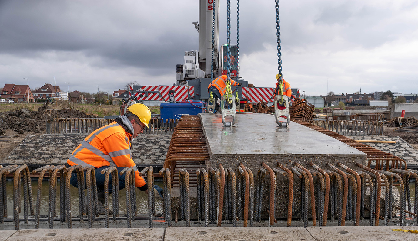 Plaatsen betonnen brug Krekenpark