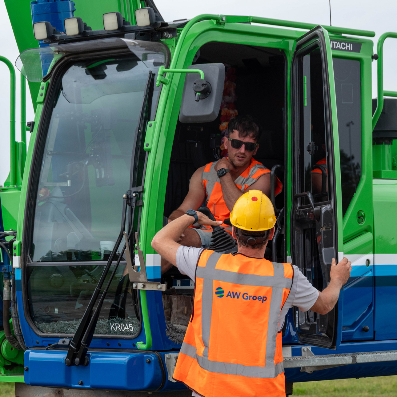 AW mannen in een groene wagen.