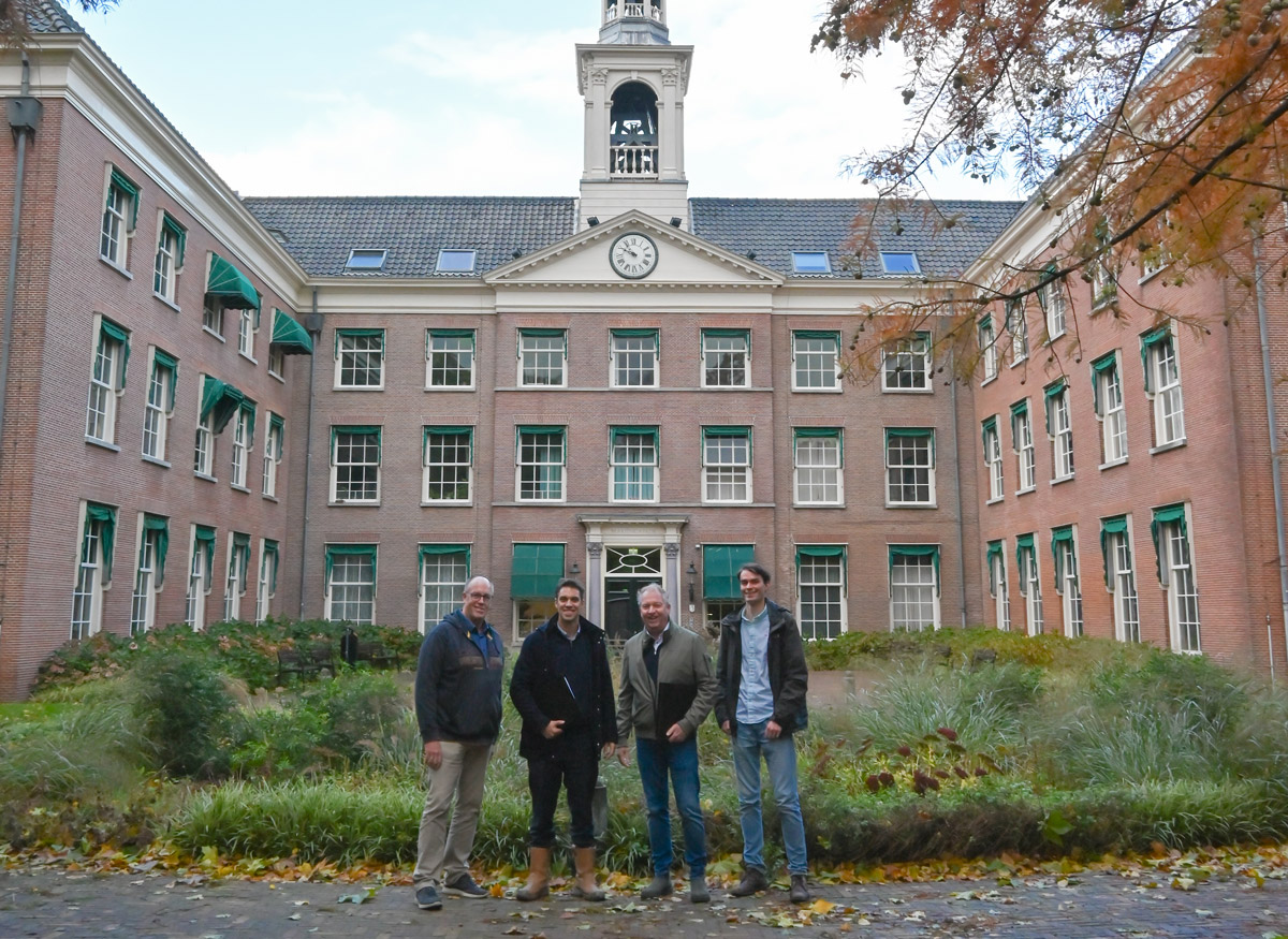 Mannen voor gebouw.