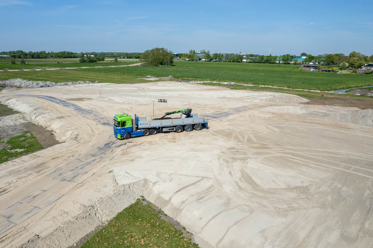 AW wagen op zandvlakte.