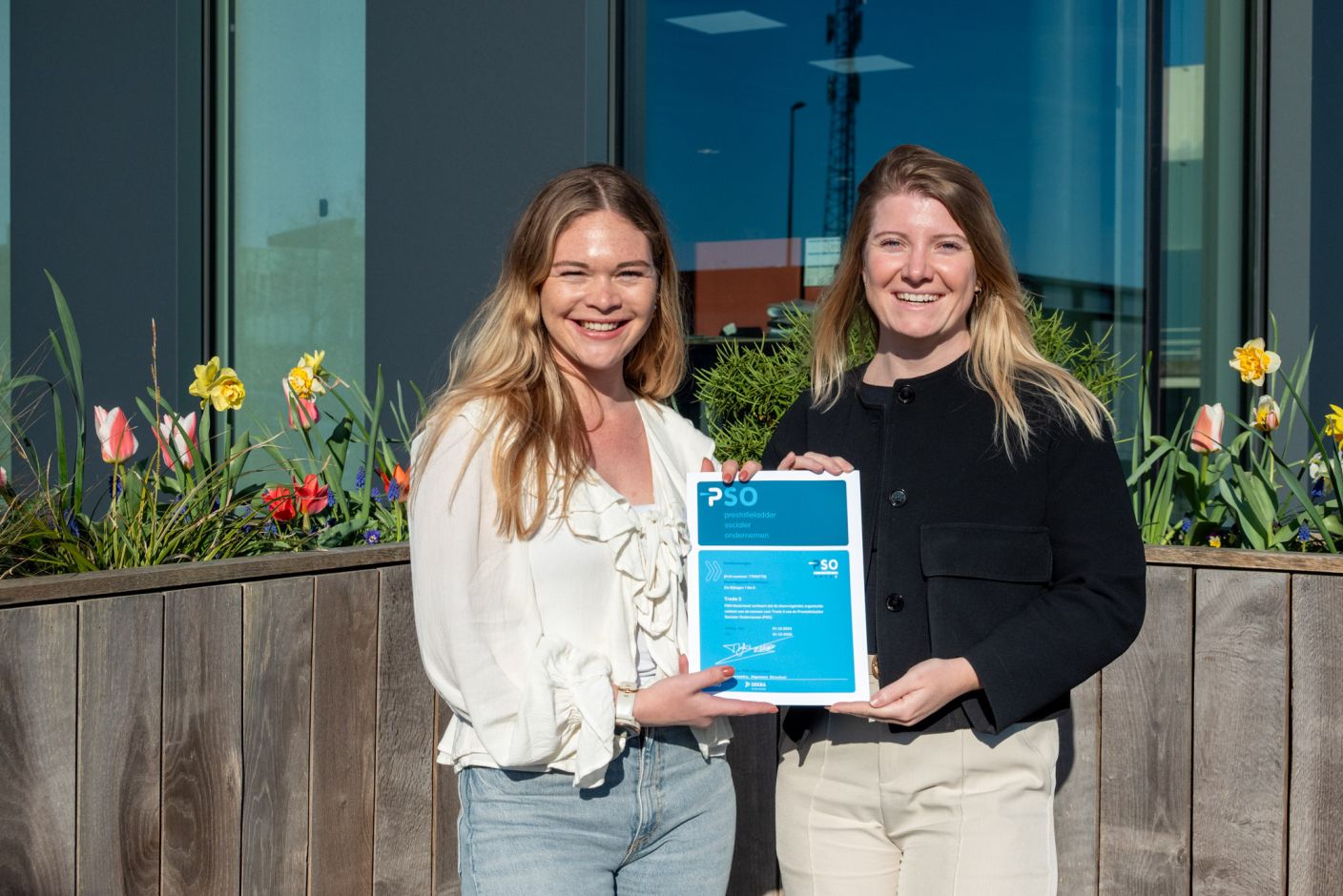 Twee meiden met het certifcaat.
